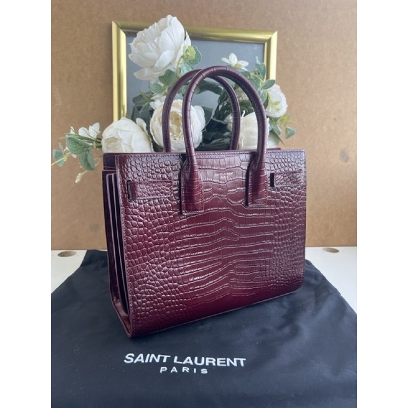 SAINT LAURENT model SAC DU JOUR 