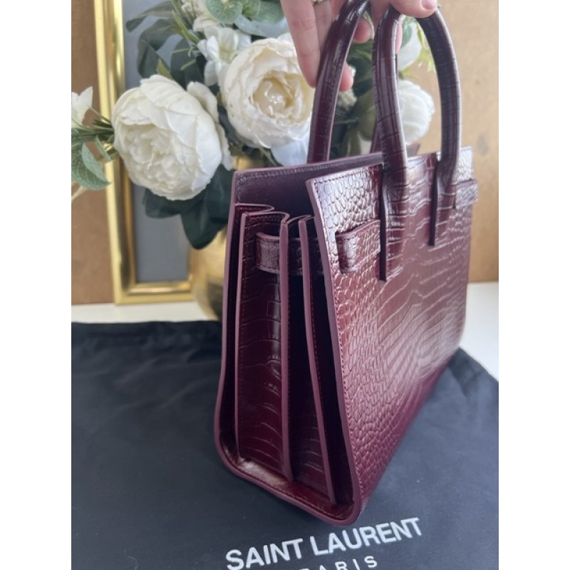 SAINT LAURENT model SAC DU JOUR