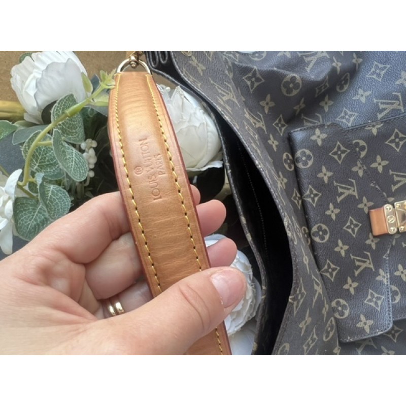 LOUIS VUITTON model METIS HOBO